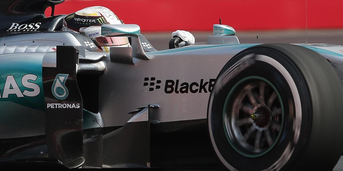 F1: Bitka o 2. miesto vrcholí, Hamilton si ide uctiť Sennu