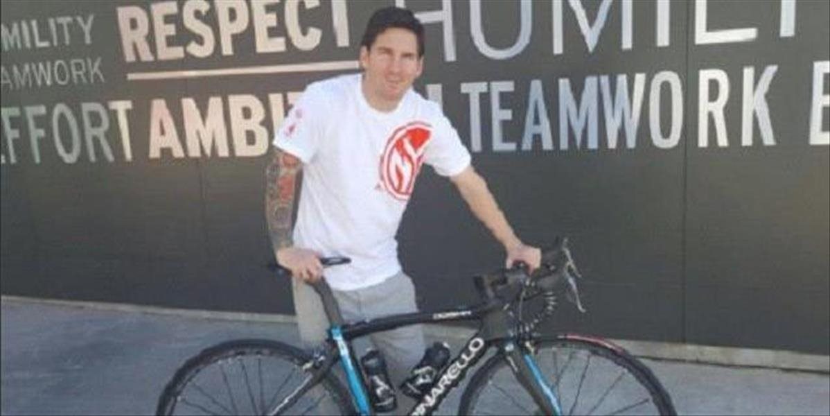 Messi dostal bicykel od tímu Sky