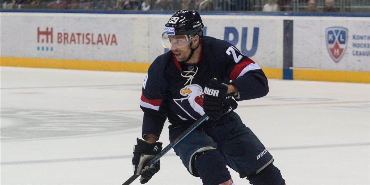 KHL: Slovan v Minsku v bránke s Brustom, vracia sa Miklík