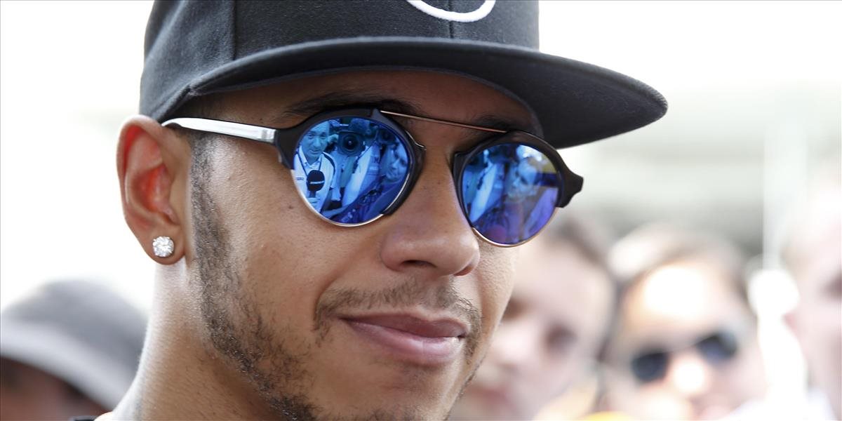 F1: Hamilton po nehode už v dejisku VC Brazílie, je pripravený pretekať