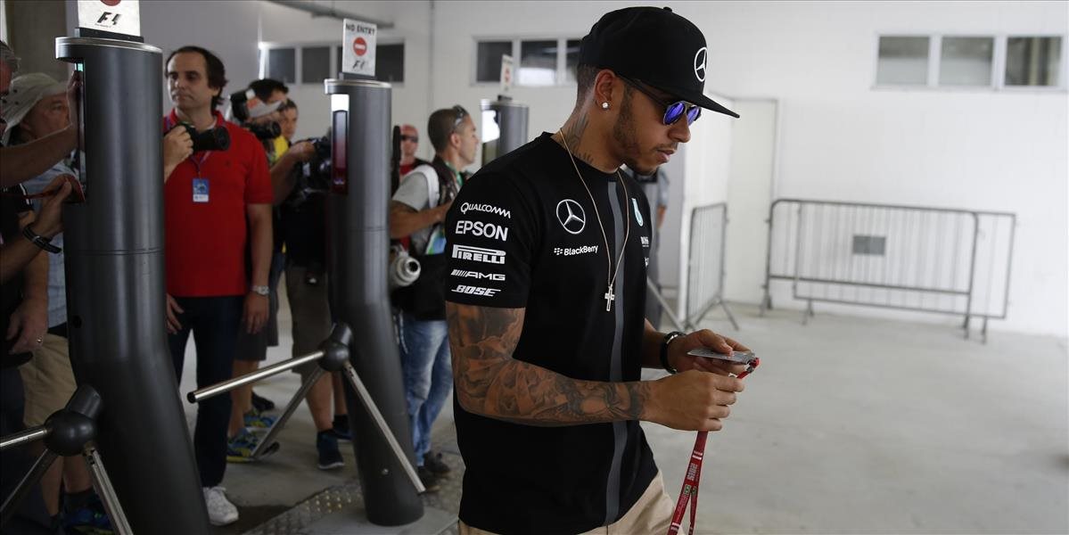 Lewis Hamilton sa priznal: Pred haváriou dlho žúroval