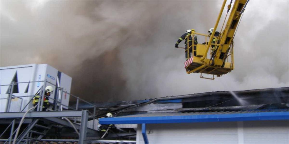 Bratislavskí hasiči zasahujú pri požiari troch skladov v Prievoze