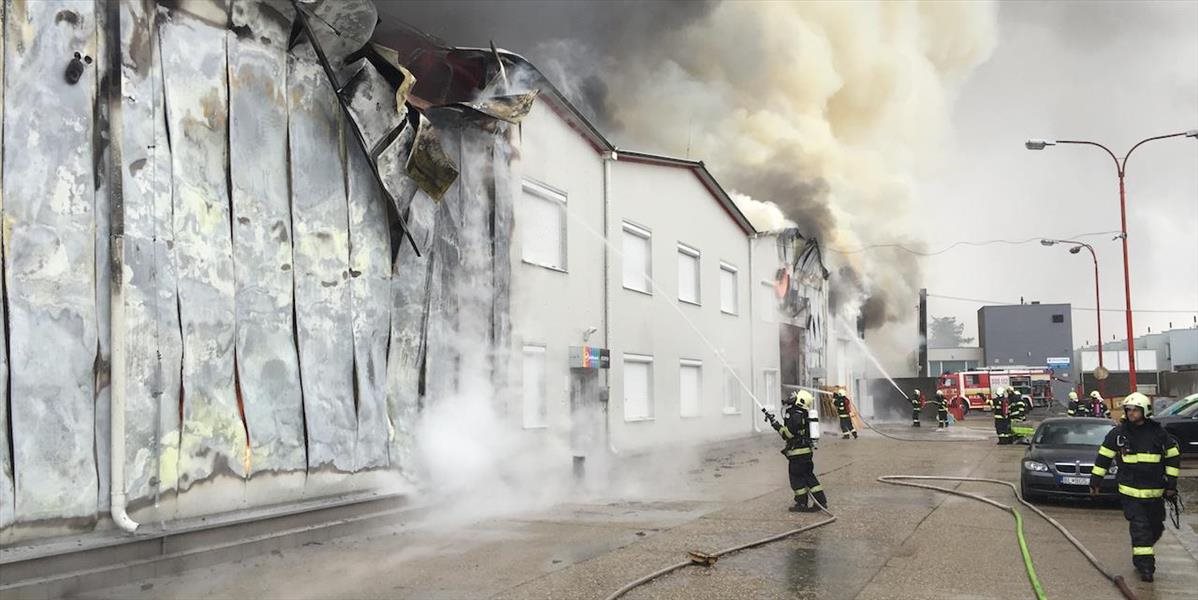 Požiar troch skladov v bratislavskom Prievoze je už pod kontrolou