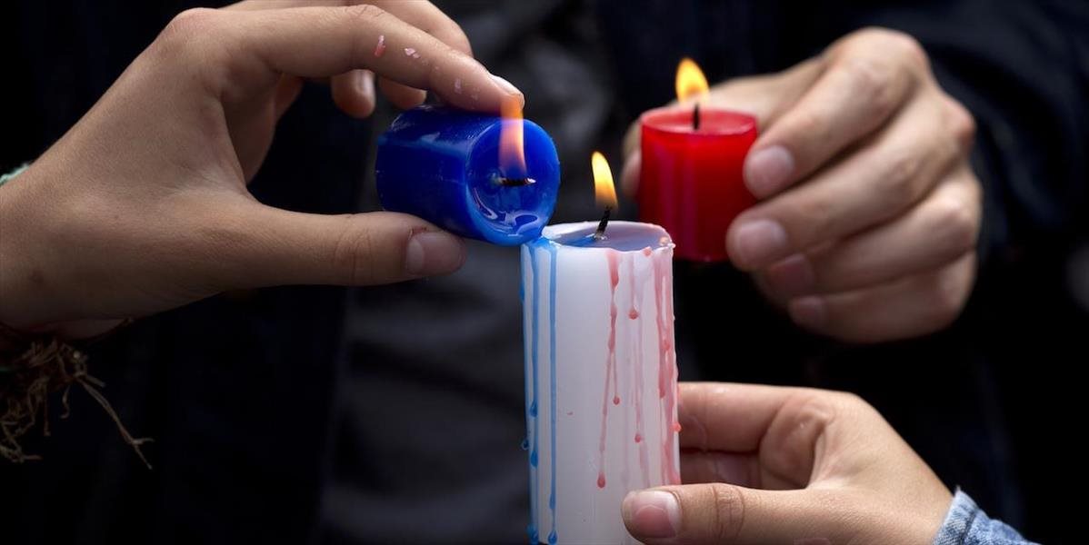 Aj Banskobystričania sú časťou svojho ja Parížanmi, za obete zapálili sviečky
