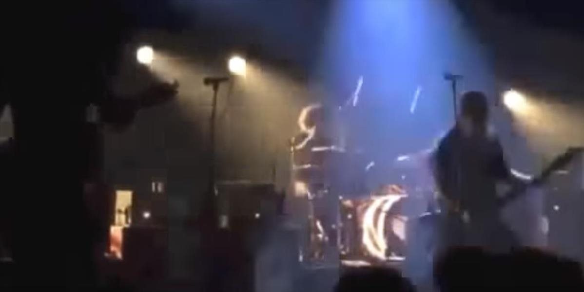 VIDEO Prvé sekundy útoku na koncerte Eagles of Death Metal v Paríži
