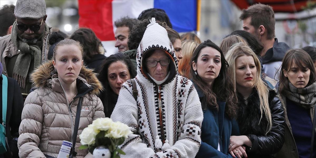 Francúzsko si uctilo minútou ticha pamiatku obetí parížskych útokov