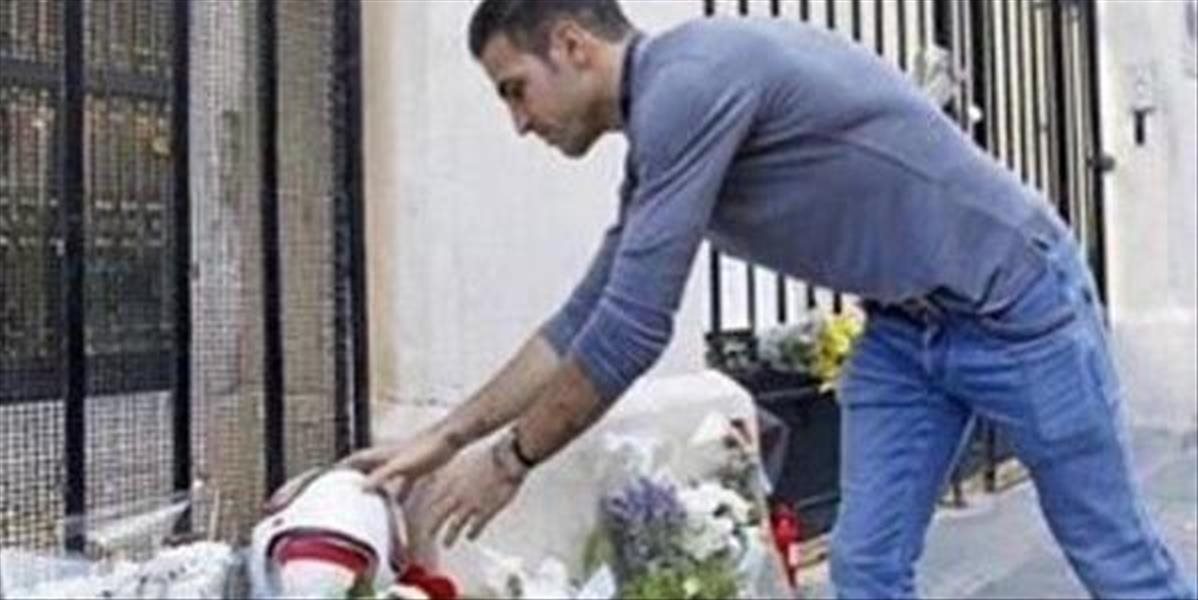 VIDEO Fabregas si uctil obete útokov položením zápasovej lopty pred francúzsku ambasádu