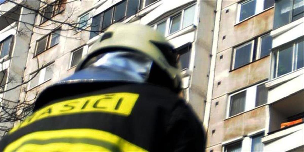 Pri elektroinštalácií bytu v Košiciach vypukol požiar, hasiči evakuovaťĺi deväť ľudí