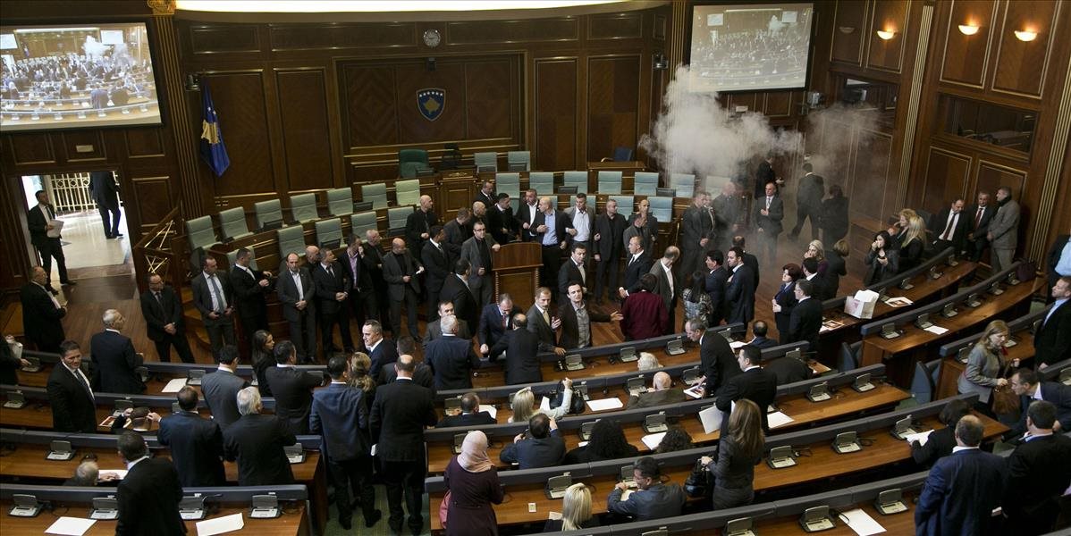 Zasadnutie kosovského parlamentu opäť prerušil opozičný útok slzotvorným plynom
