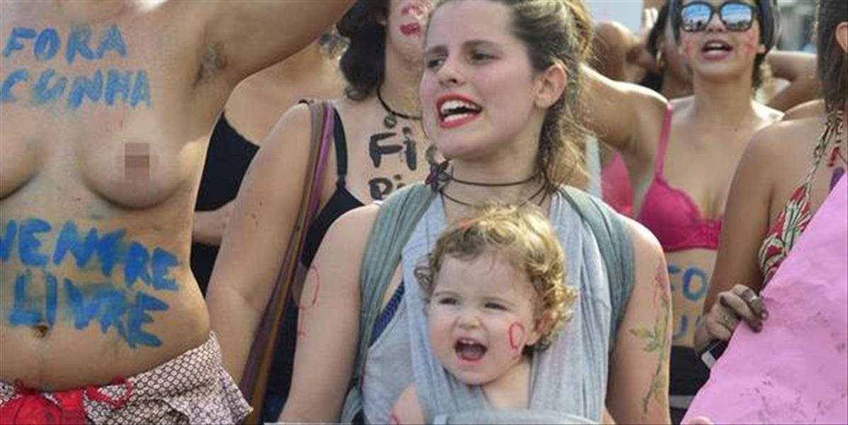 FOTO Ženy v Brazílii sa vzbúrili proti násiliu, ulicami pochodovali stovky polonahých protestantiek