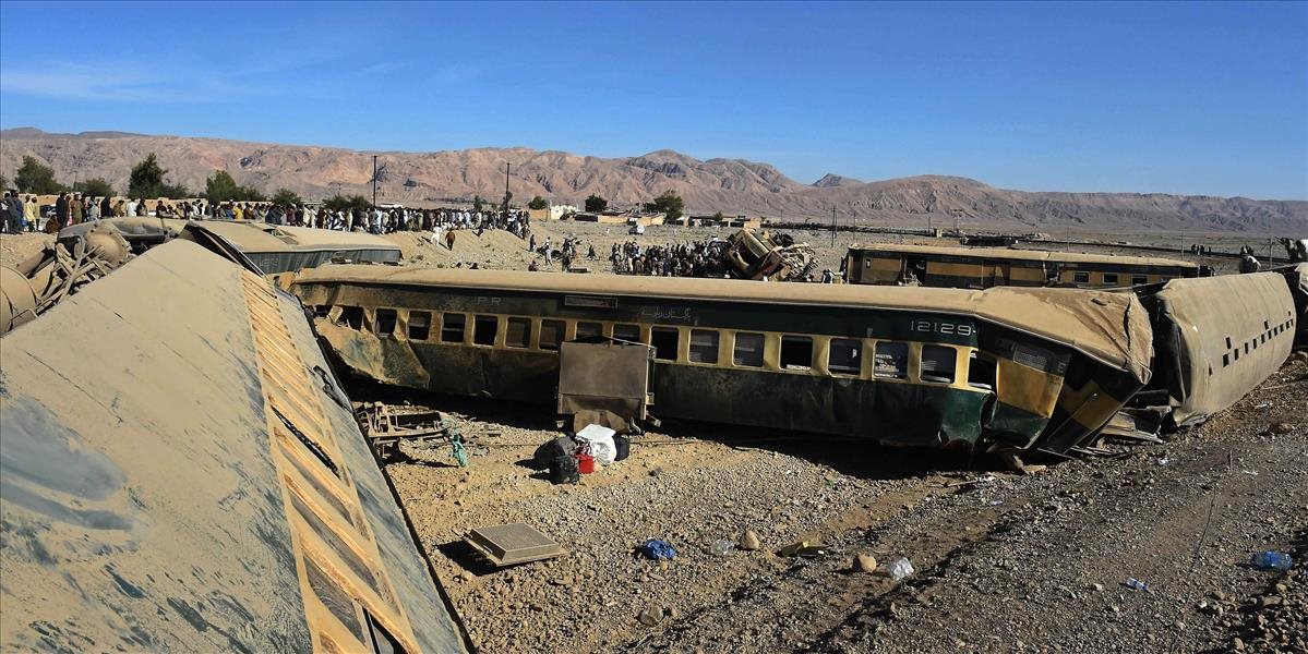 V Pakistane sa vykoľajil vlak, o život prišlo najmenej 12 ľudí
