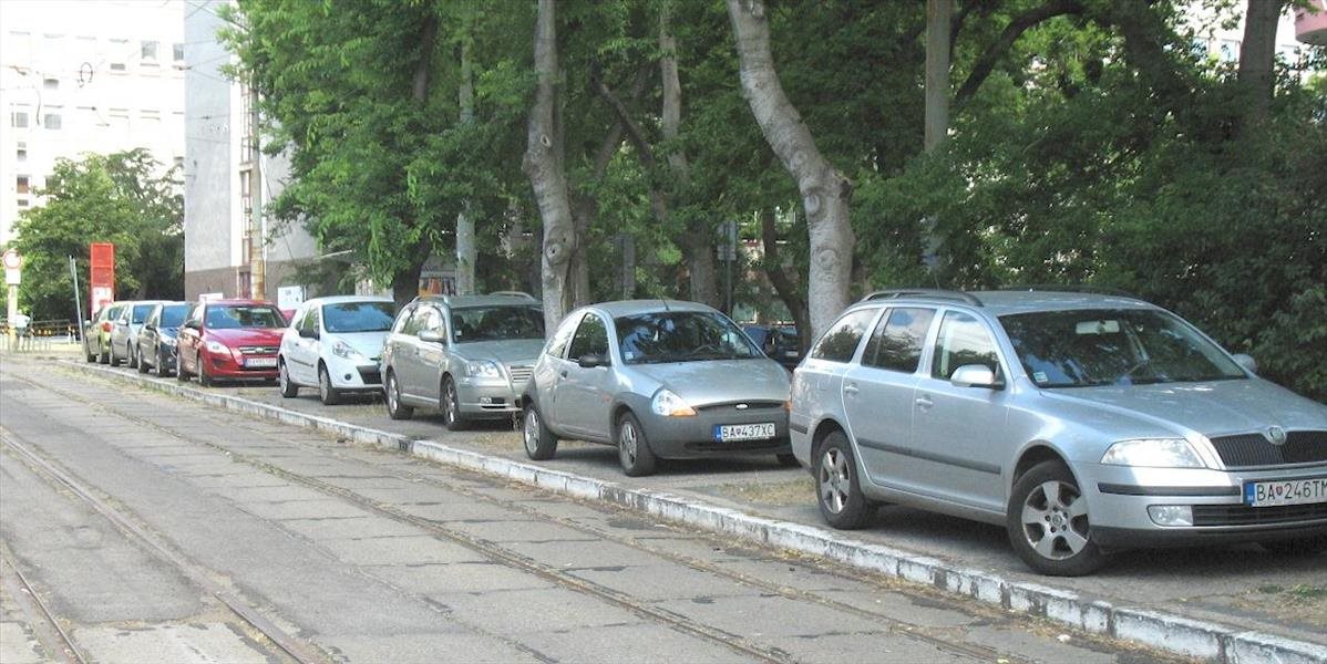 V Bratislave rokujú o novej parkovacej politike, kedy ju zavedú sa nevie