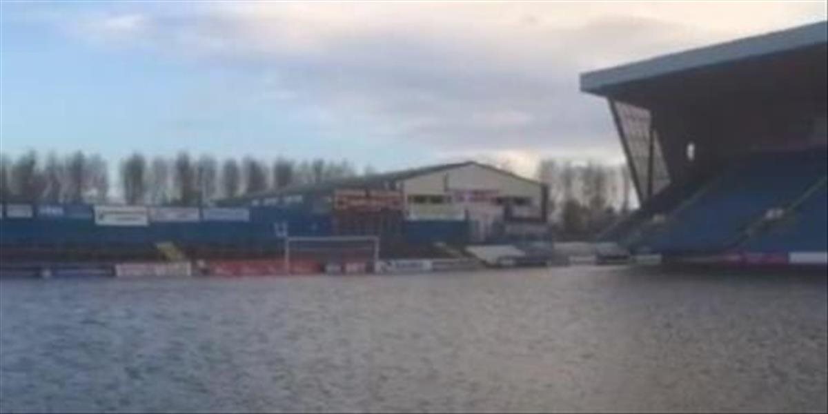 VIDEO Búrka Abigail vytvorila zo štadióna Carlisle United obrovský bazén