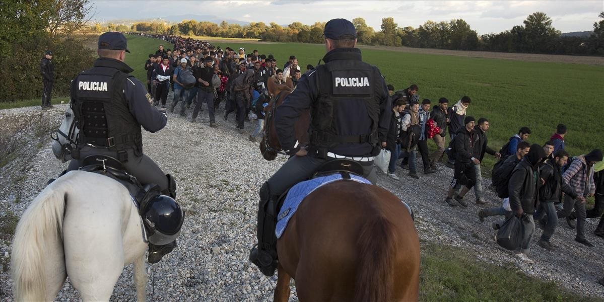 Slovinsko povolá armádnych záložníkov na pomoc polícii pri kontrole migrantov