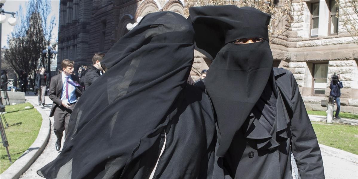 Dve ženy s hidžábmi obťažovala skupina ľudí v metre v Toronte