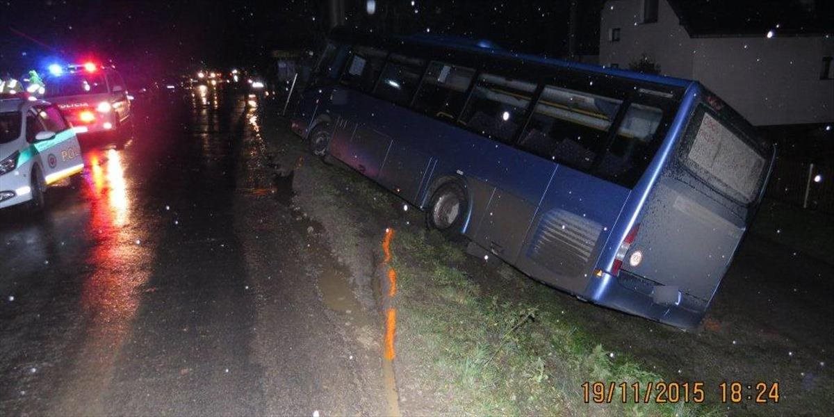 Opitý vodič autobusu v Žiline narazil do stĺpa elektrického vedenia, čelí obvineniu
