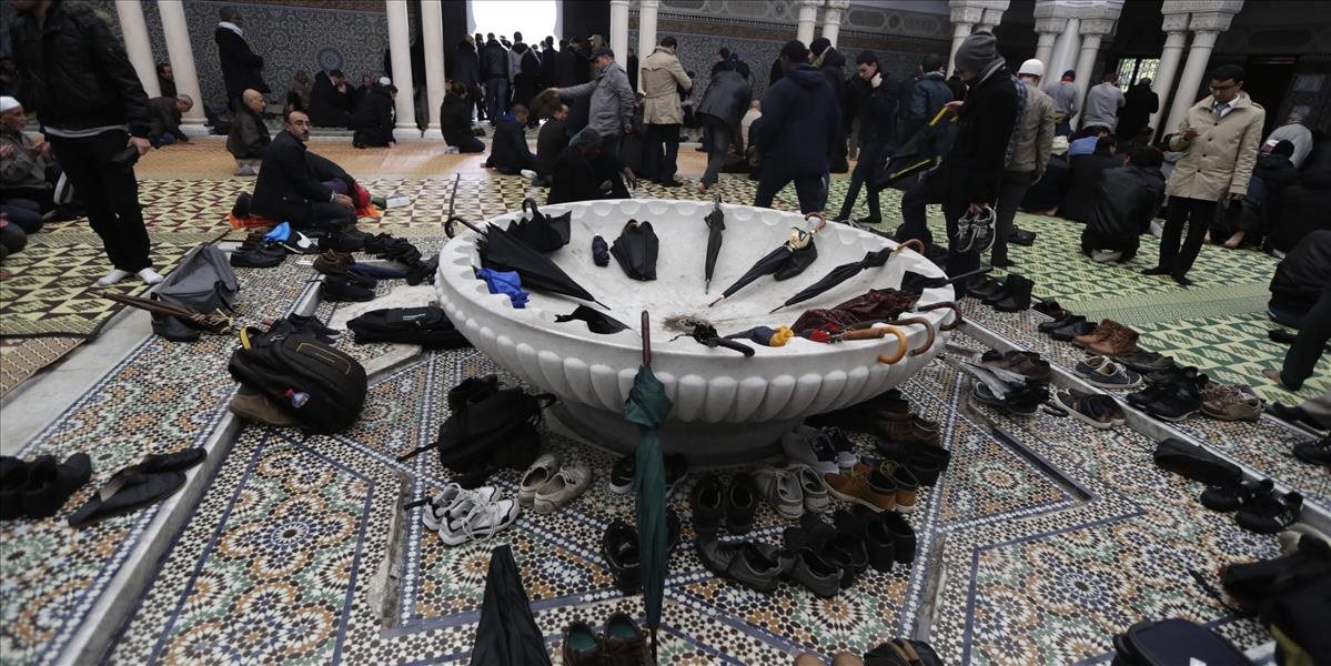 Imámovia v 82-tisíc mešitách odsúdili parížskych útočníkov a IS