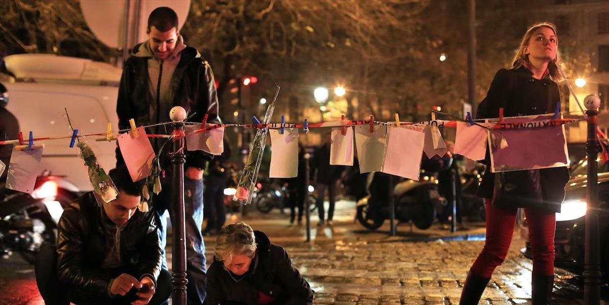 Parížania si v uliciach pripomenuli obete minulotýždňových útokov