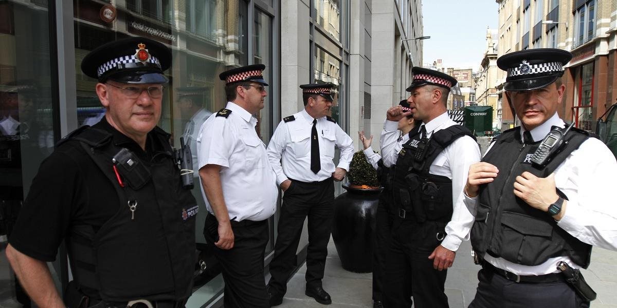 Polícia uzavrela časť Londýna, zatkla troch mužov v belgickom aute