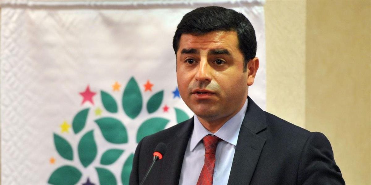 Vodca tureckej prokurdskej strany Demirtaš vyviazol z pokusu o atentát