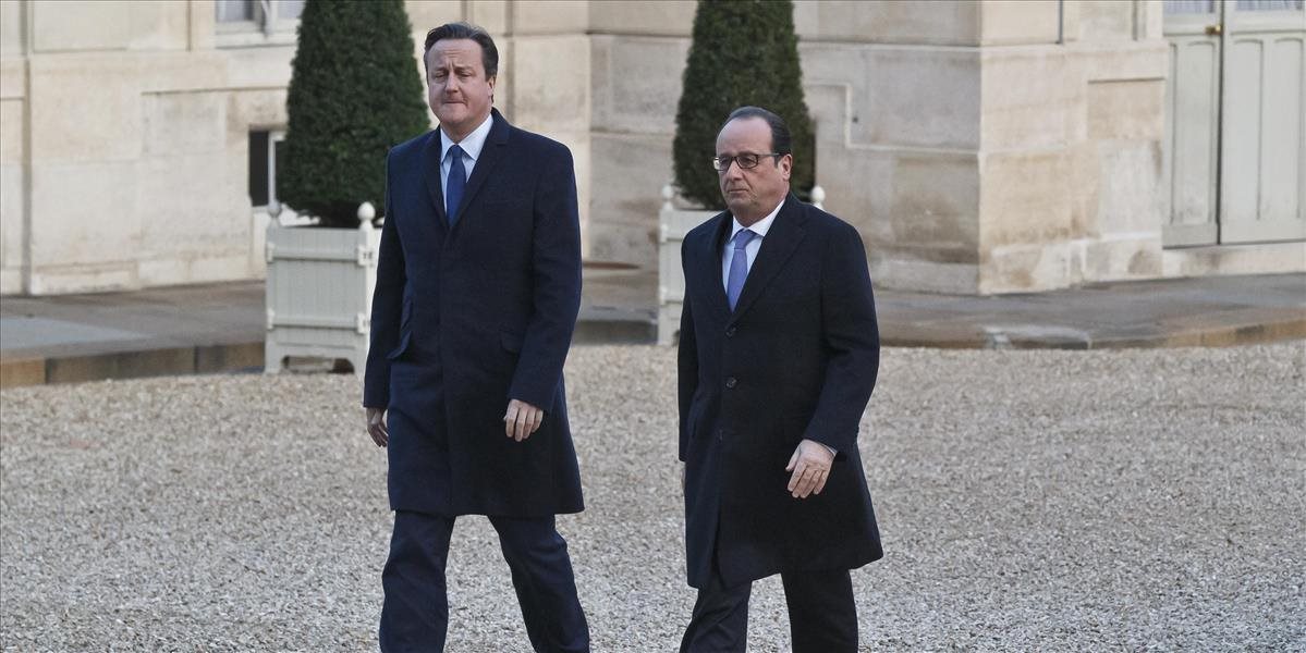 Cameron a Hollande si uctili pamiatku obetí útokov v Paríži položením ruží