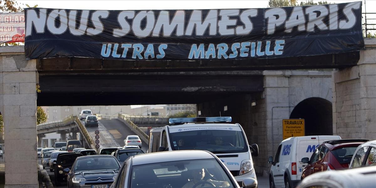 Fanúšikovia Marseille s transparentom Všetci sme Parížania