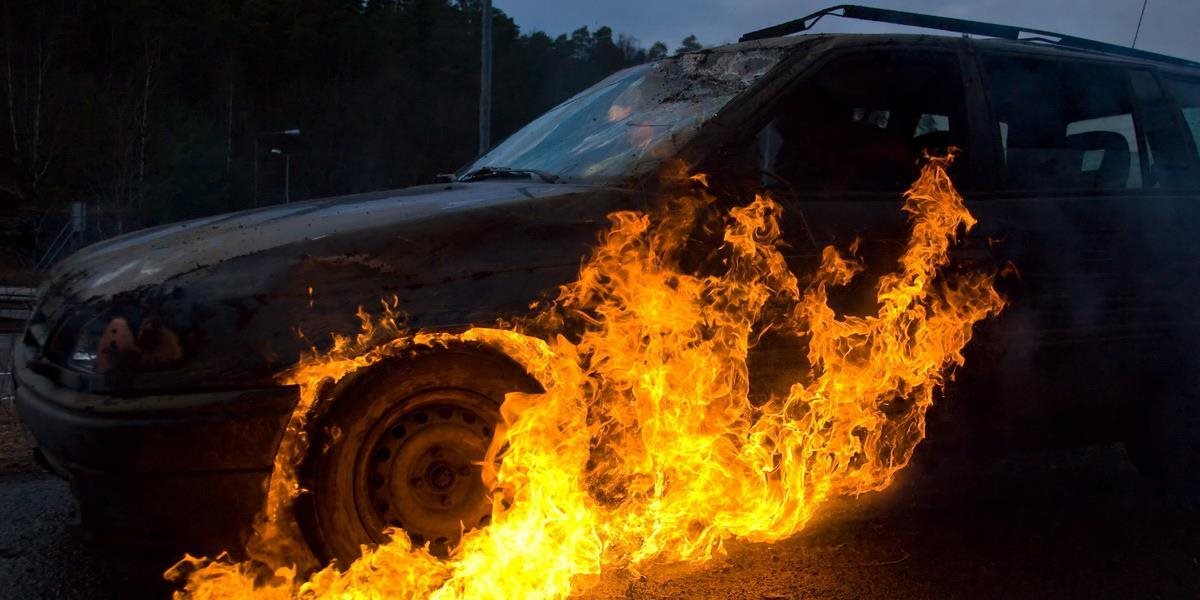 V Bratislave ráno zhorelo luxusné BMW 750