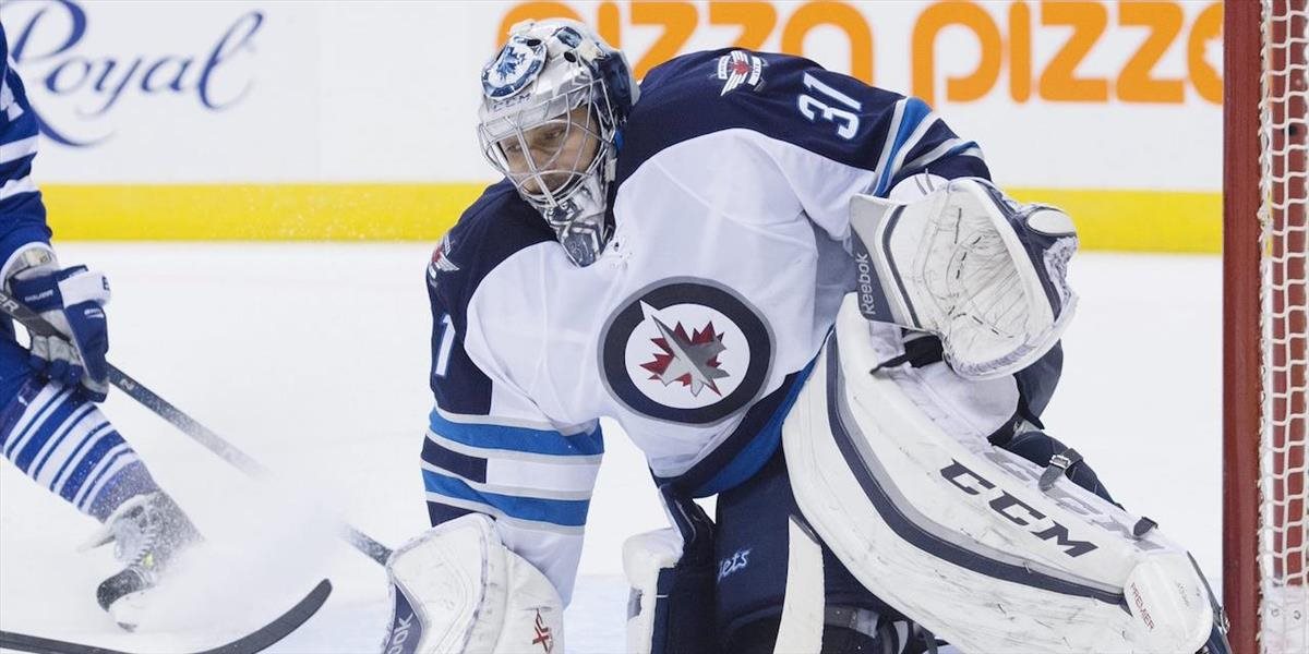 NHL: Brankár Pavelec bude chýbať Winnipegu do konca roka