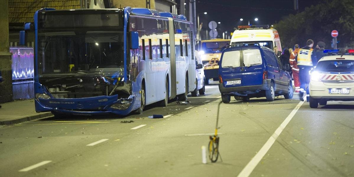 Mestský autobus v Budapešti nabúral do ôsmich áut, nik sa nezranil