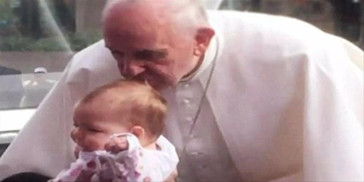 Boží zázrak? Pápež pobozkal malé dievčatko, jeho nádor na mozgu sa výrazne zmenšil