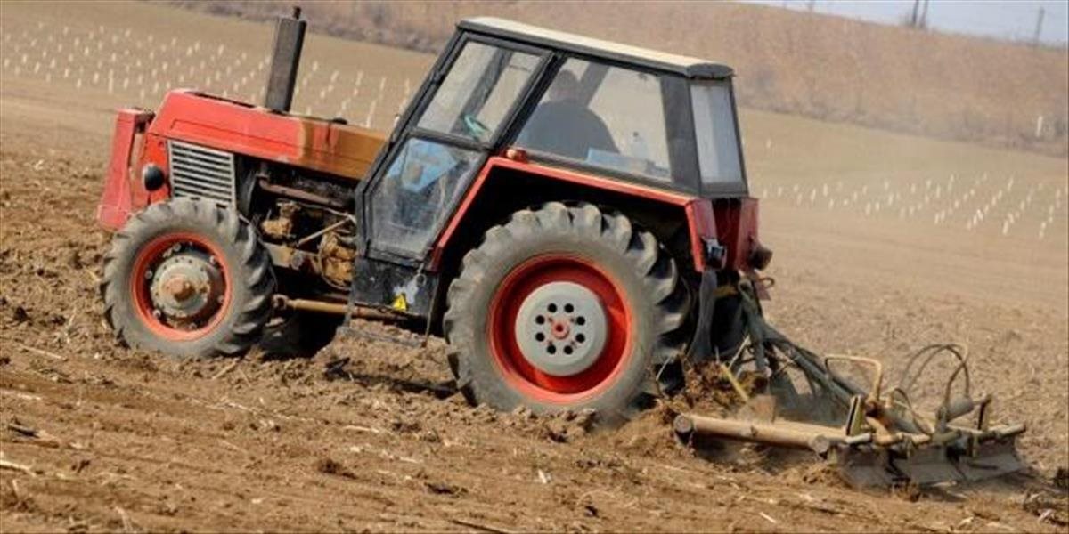 Traktorista pri Trnave poškodil plynové potrubie, polícia odstavila premávku