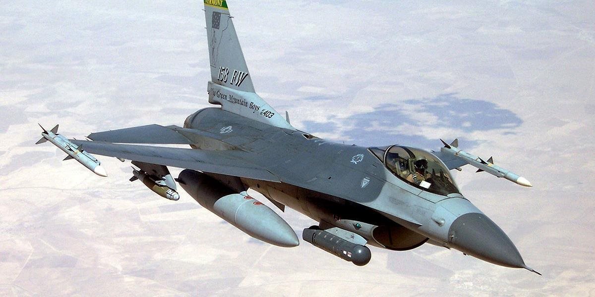 Počas cvičného letu sa zrútila bojová stíhačka F-16; pilot sa zachránil