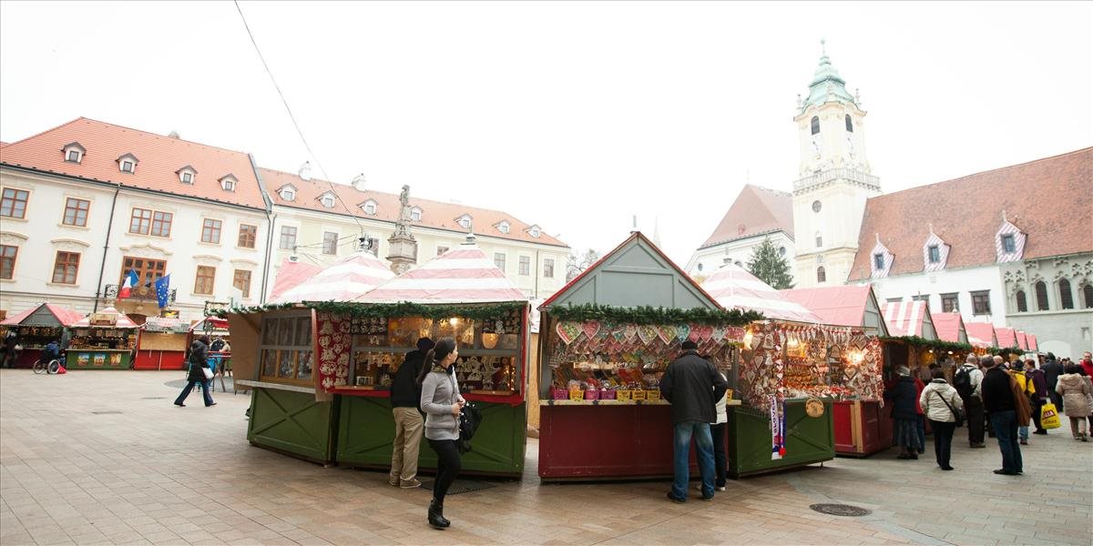 Na Vianočných trhoch v Bratislave horel jeden zo stánkov