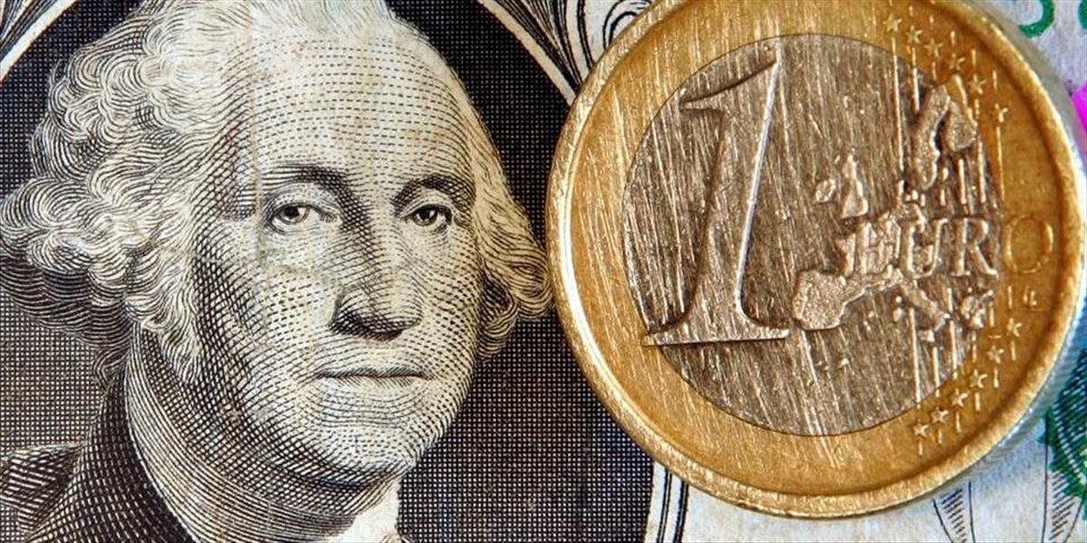 Euro oslabilo oproti doláru na sedemmesačné minimum, kleslo aj voči jenu