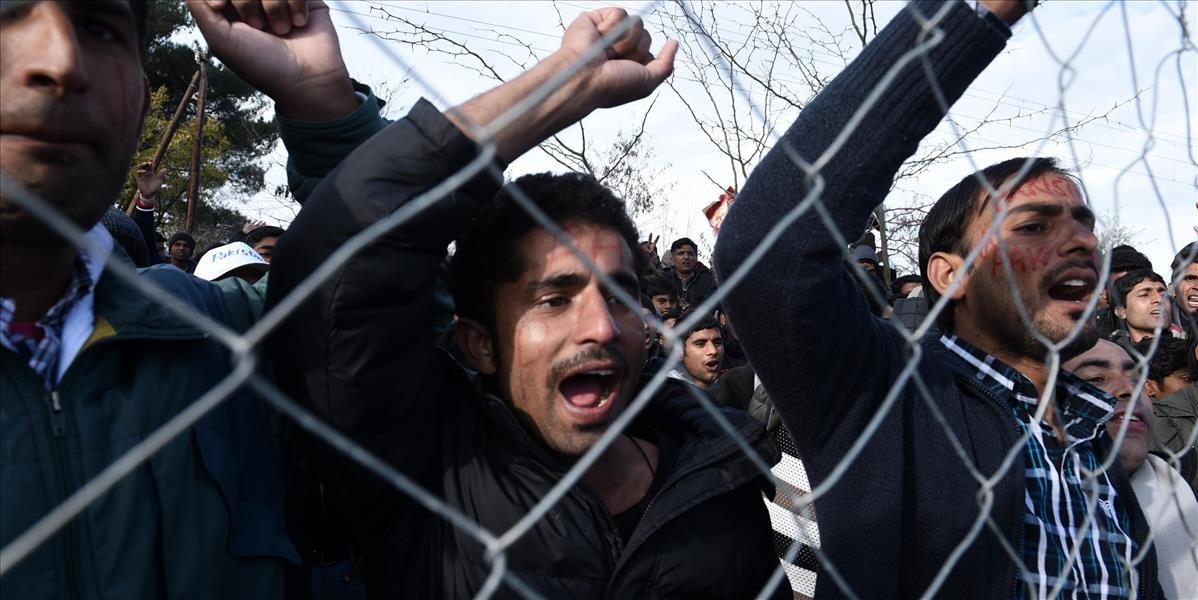 Migranti strhli časť plota na hraniciach s Macedónskom