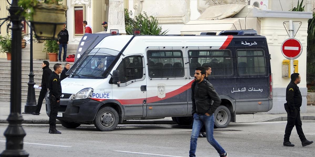 Pri raziách v Tunisku zatkli desiatky ľudí, ďalším nariadili domáce väzenie