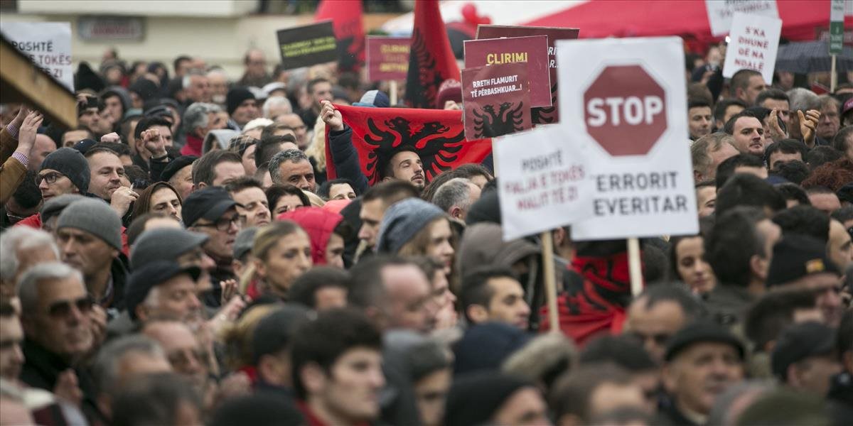Kosovská metropola Priština bola dejiskom veľkej protivládnej demonštrácie