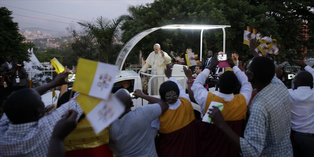 Pápež František si v Ugande uctil pamiatku katolíckych a anglikánskych mučeníkov