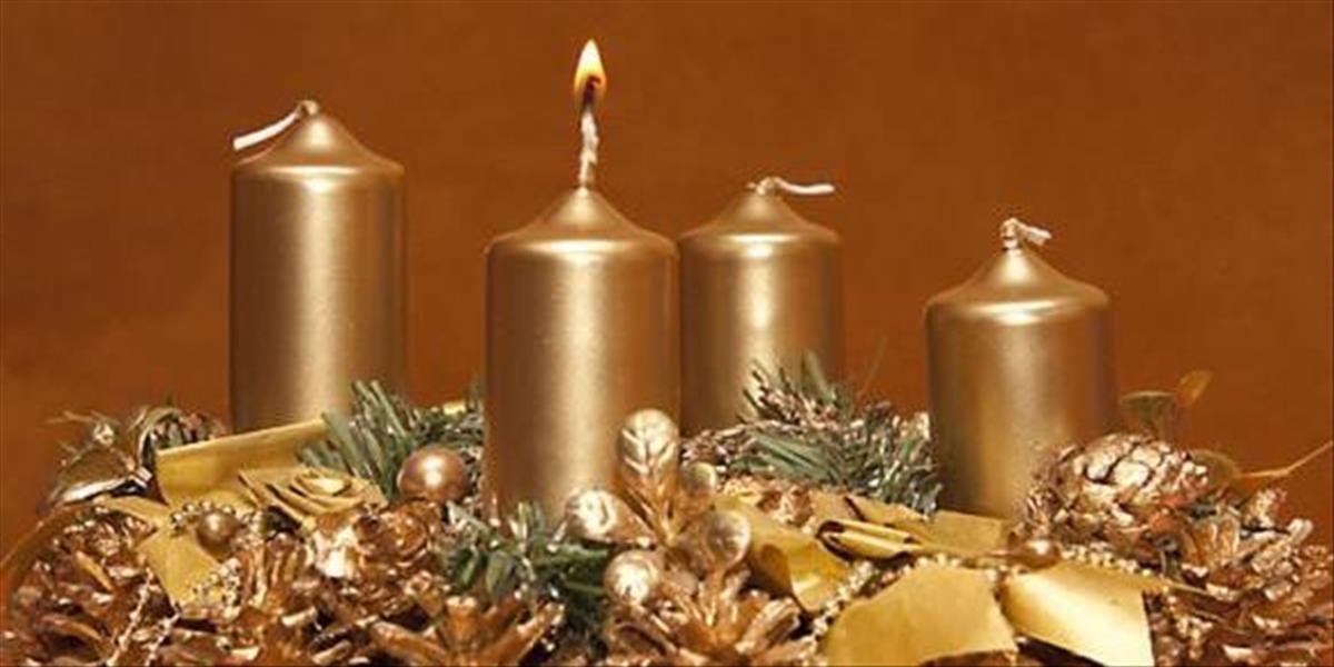 Kresťania zapaľujú prvú sviecu na adventnom venci, začína sa príprava na Vianoce