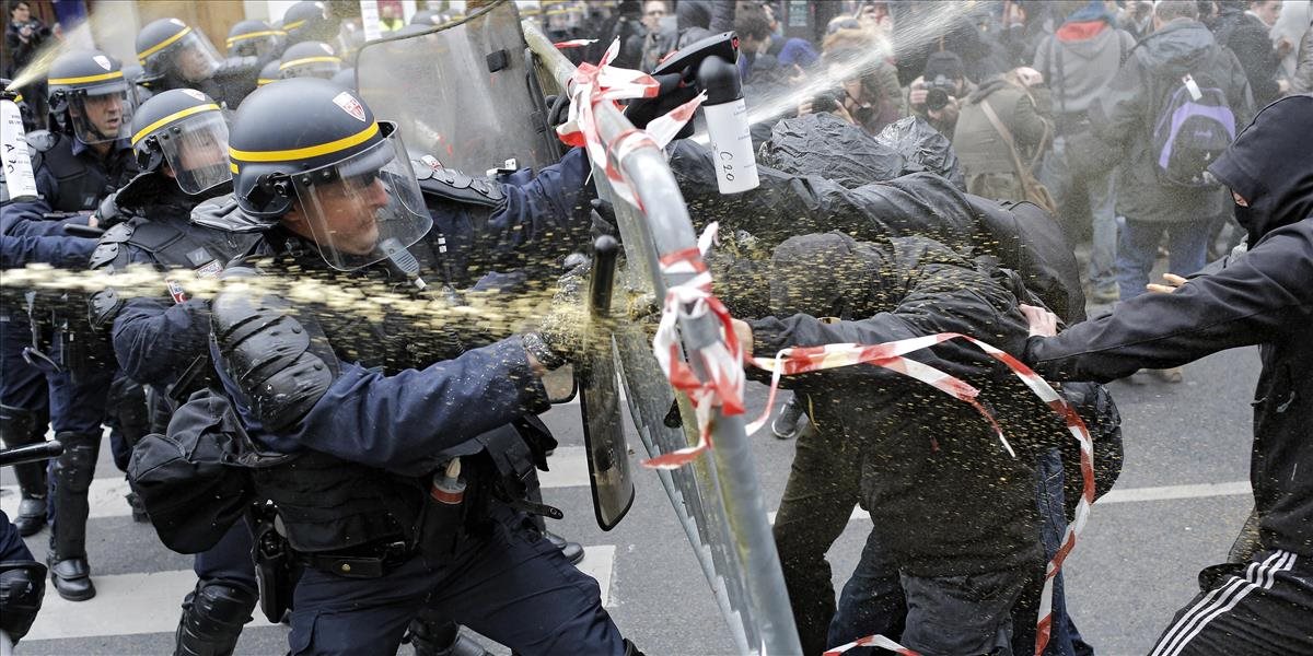 VIDEO Polícia zasiahla v Paríži proti násilným demonštrantom