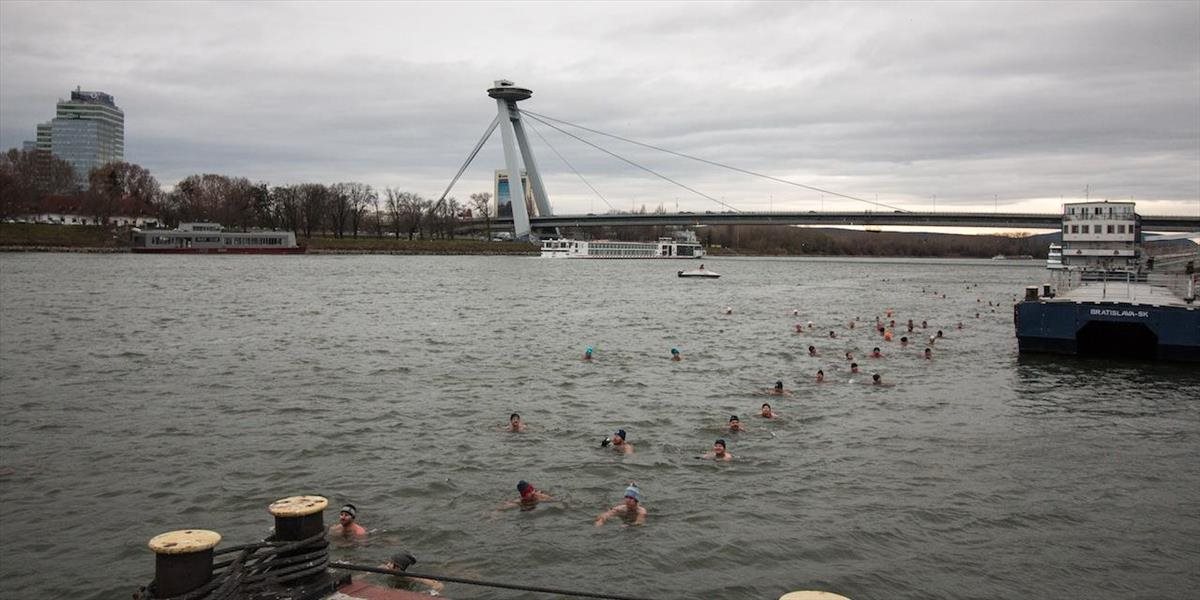 V Bratislave sa zišli otužilci: Preplávali v Dunaji jeden kilometer