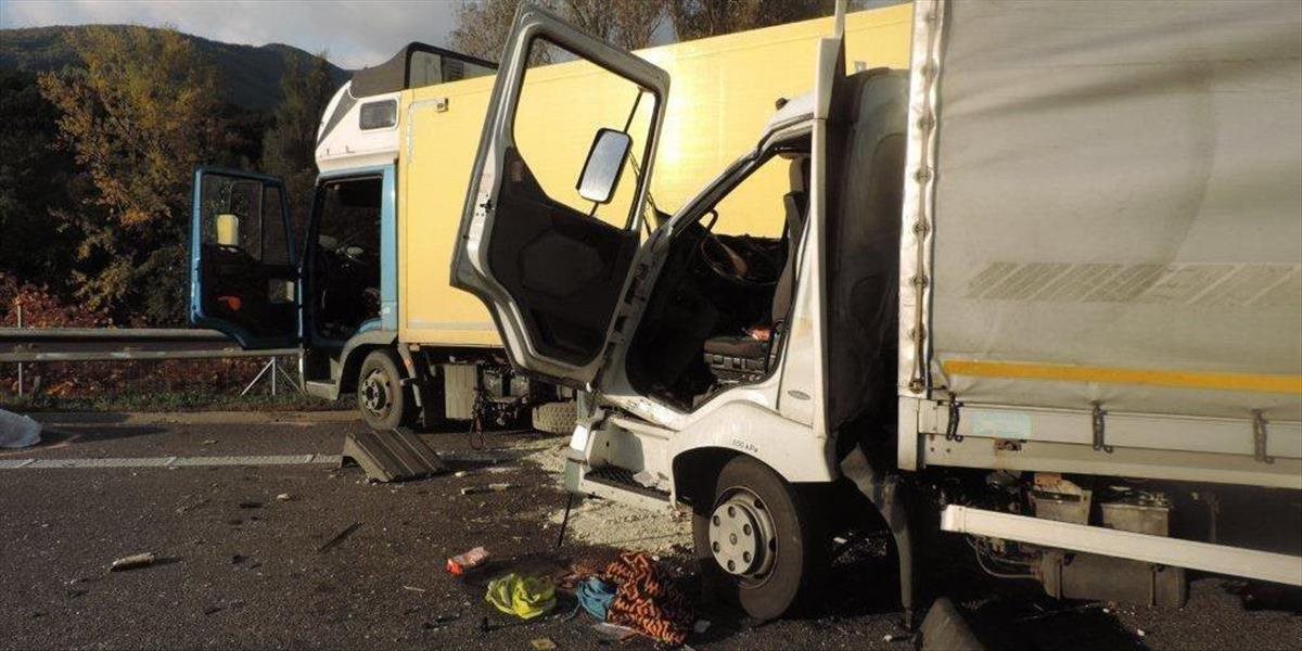 Pri zrážke auta s nákladiakom sa zranili dvaja ľudia