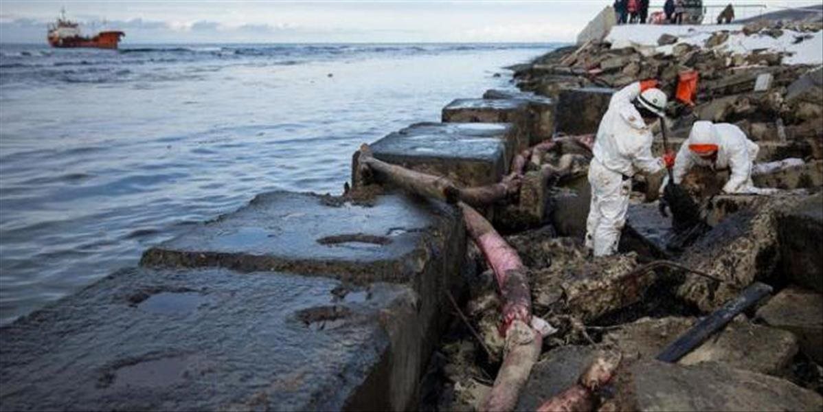 VIDEO Pri ostrove Sachalin havaroval ruský tanker, ropa znečistila niekoľko kilometrov pobrežia
