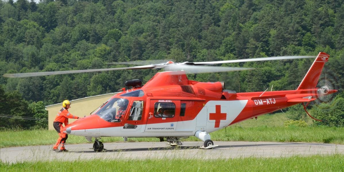 Pri dopravnej nehode musel zranenej vodičke pomáhať vrtuľník