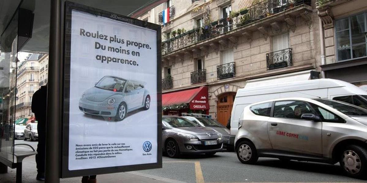 Hnutie Brandalism zaútočilo v Paríži na reklamy hlavných sponzorov COP21