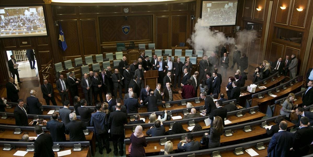 Po útoku slzotvorným plynom znova nerokoval kosovský parlament