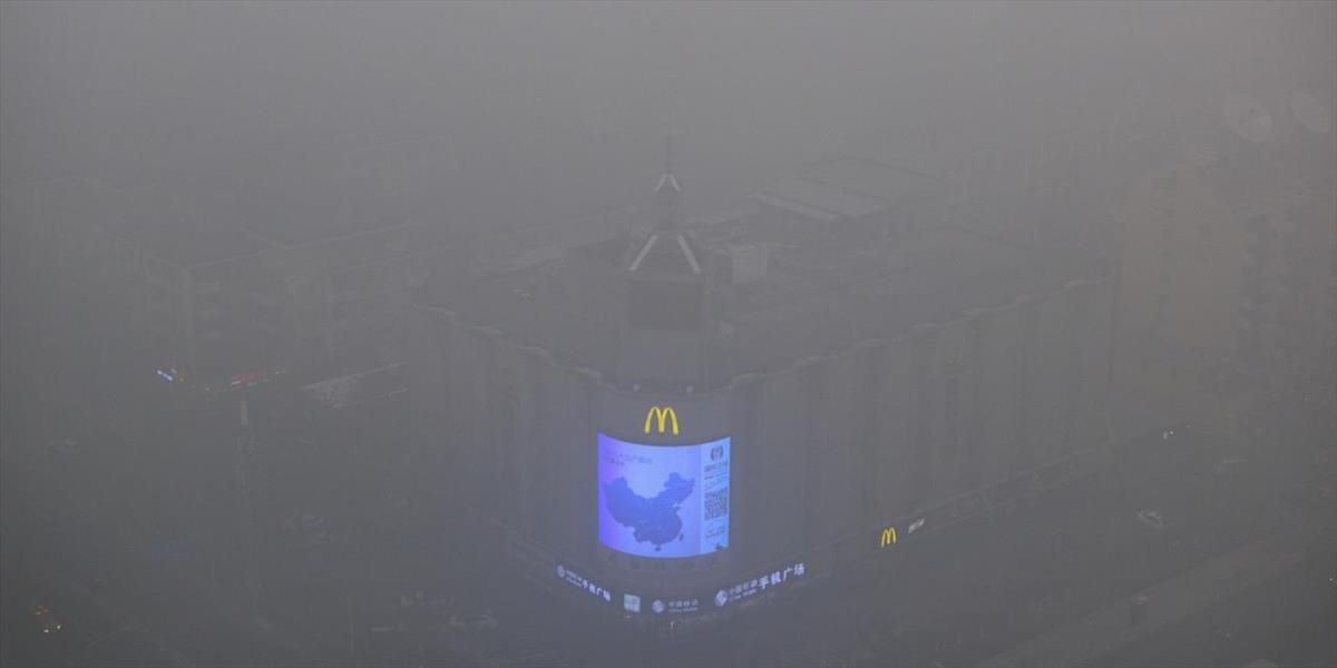 VIDEO Pre smog v Číne uzatvorili tisíce tovární