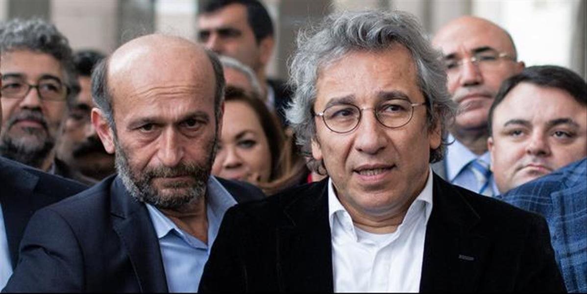 Turecký denník Cumhuriyet čaká po zatknutí dvoch novinárov aj daňová kontrola
