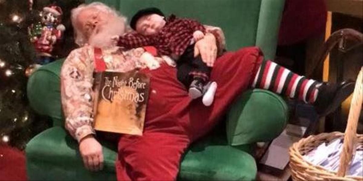FOTO Chlapec zaspal na Santa Clausovi, je to hit internetu