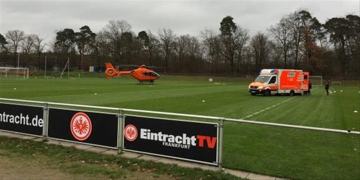 Zraneného Fluma z Frankfurtu musela z tréningu odviezť helikoptéra